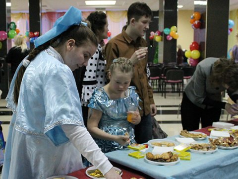 СЛЕТ ДЕДОВ МОРОЗОВ И СНЕГУРОЧЕК